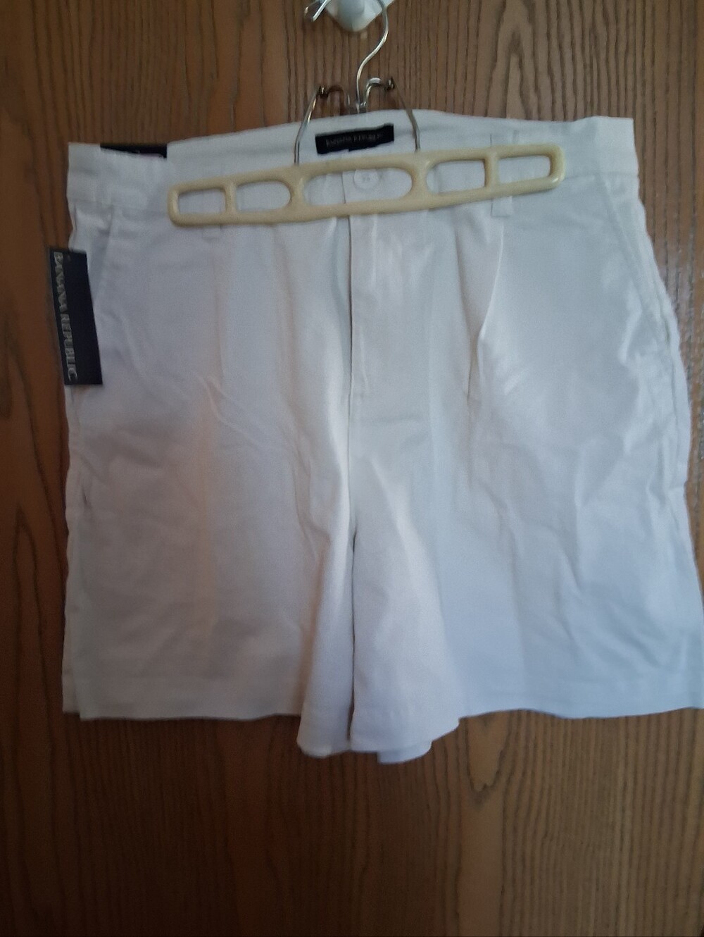 Banana Republic Women’s White Flat-Front Shorts